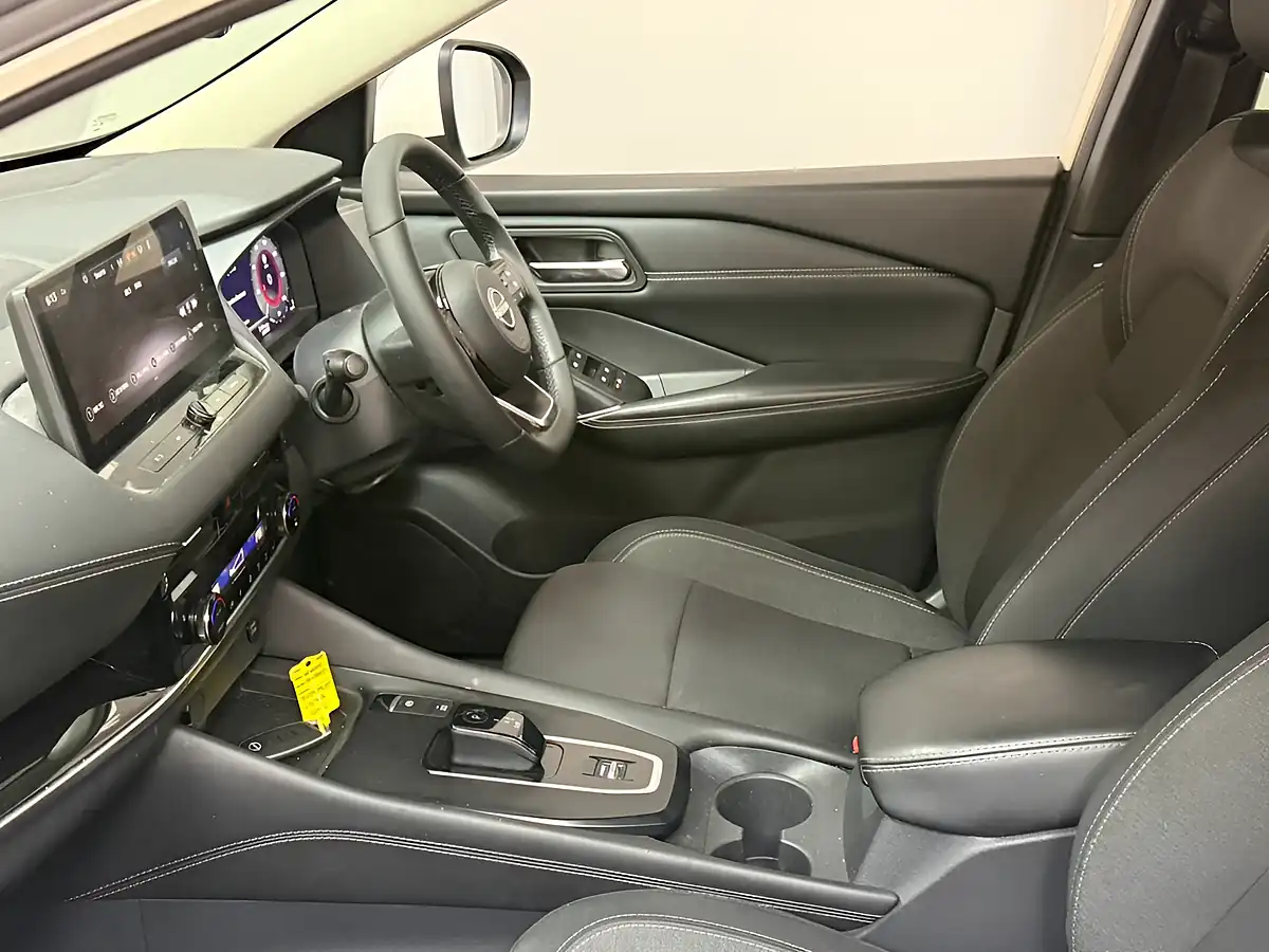 Used 2022 Nissan Qashqai N-Connecta White - Interior and Exterior details 4