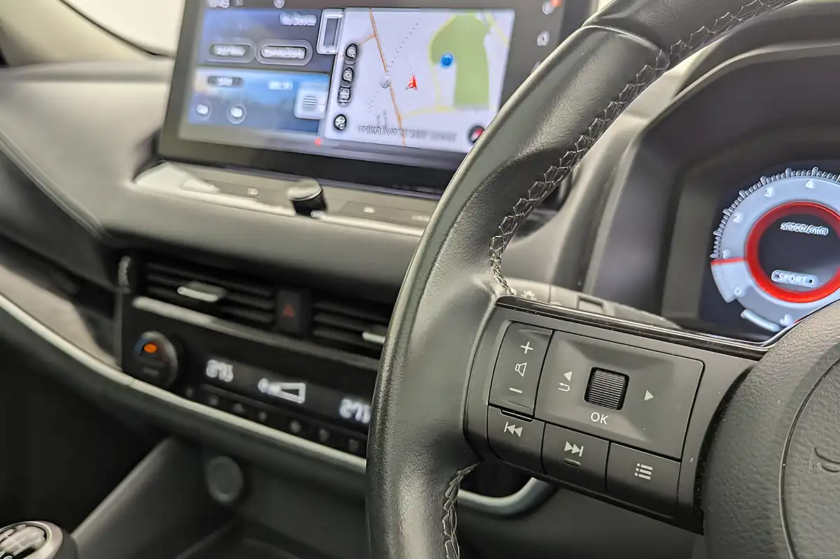 Used 2022 Nissan Qashqai N-Connecta White - Interior and Exterior details 10