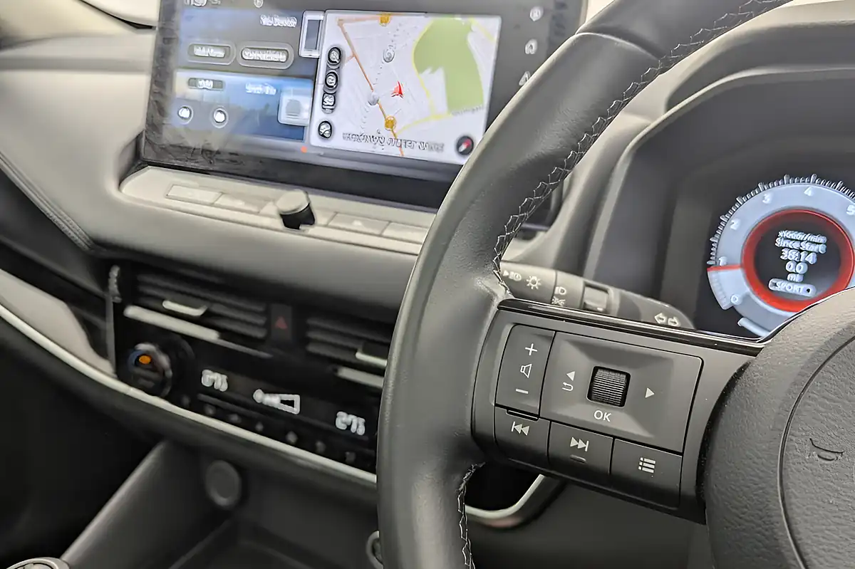 Used 2022 Nissan Qashqai N-Connecta White - Interior and Exterior details 12