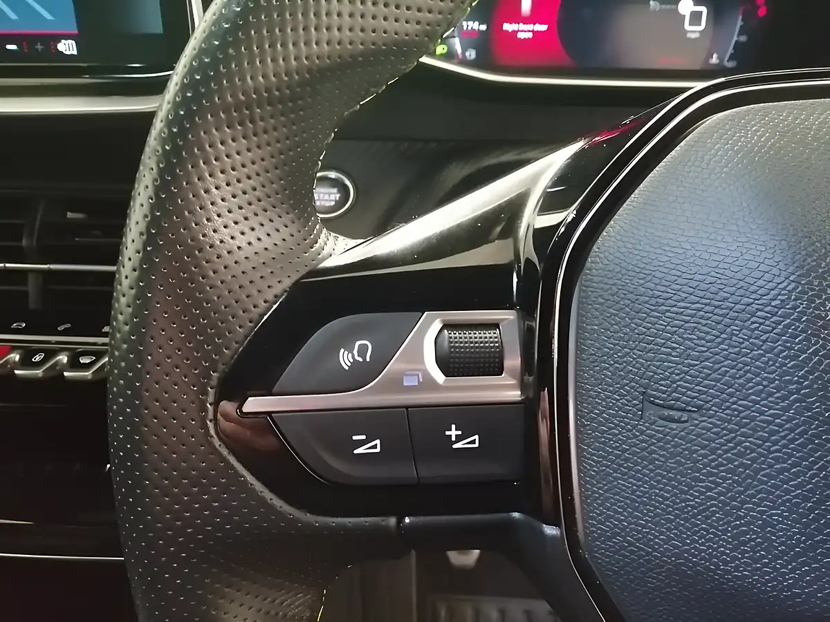 Used 2022 Peugeot 2008 GT Orange - Interior and Exterior details 8