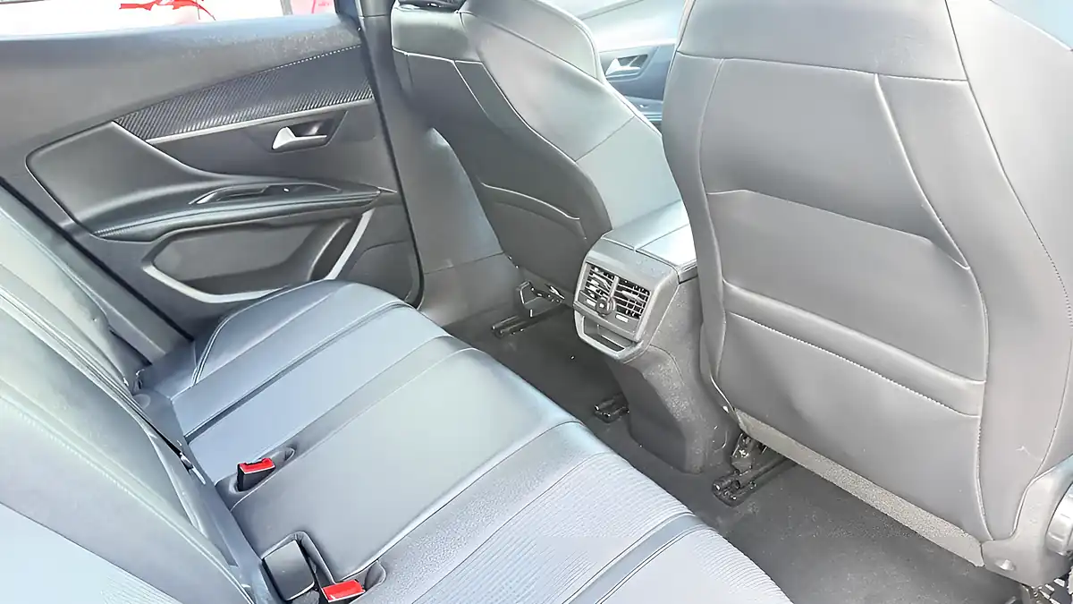 Used 2022 Peugeot 3008 Allure Blue - Interior and Exterior details 10