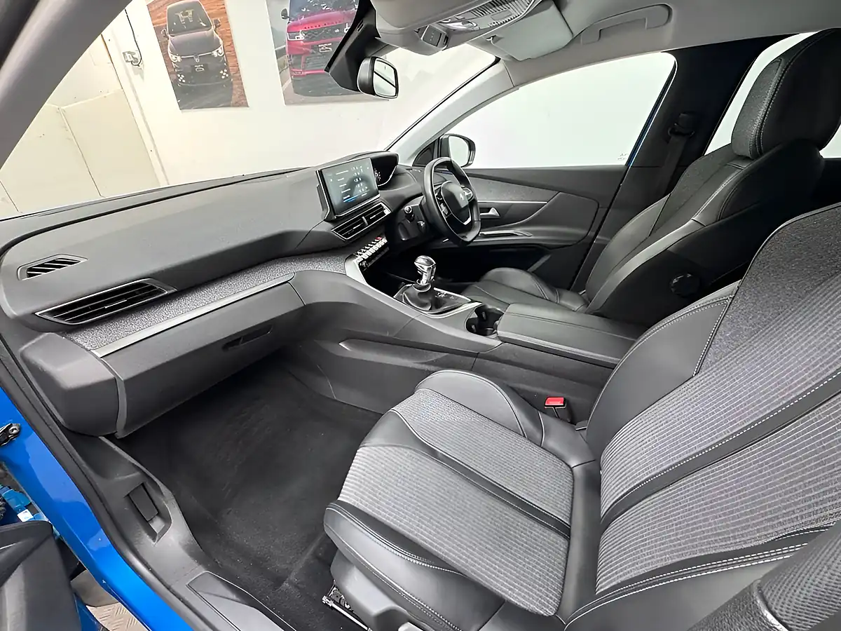 Used 2022 Peugeot 3008 Allure Premium Blue - Interior and Exterior details 14