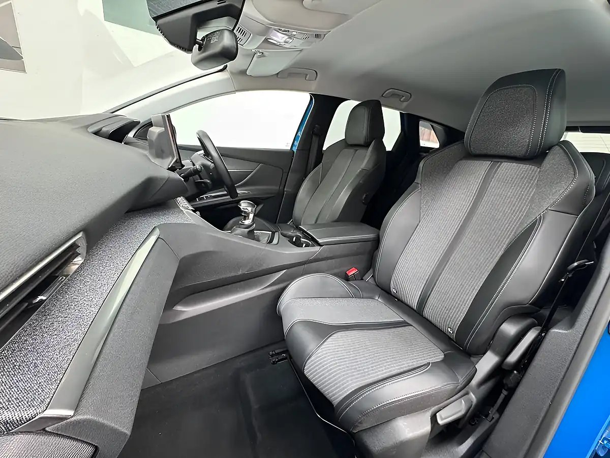 Used 2022 Peugeot 3008 Allure Premium Blue - Interior and Exterior details 15