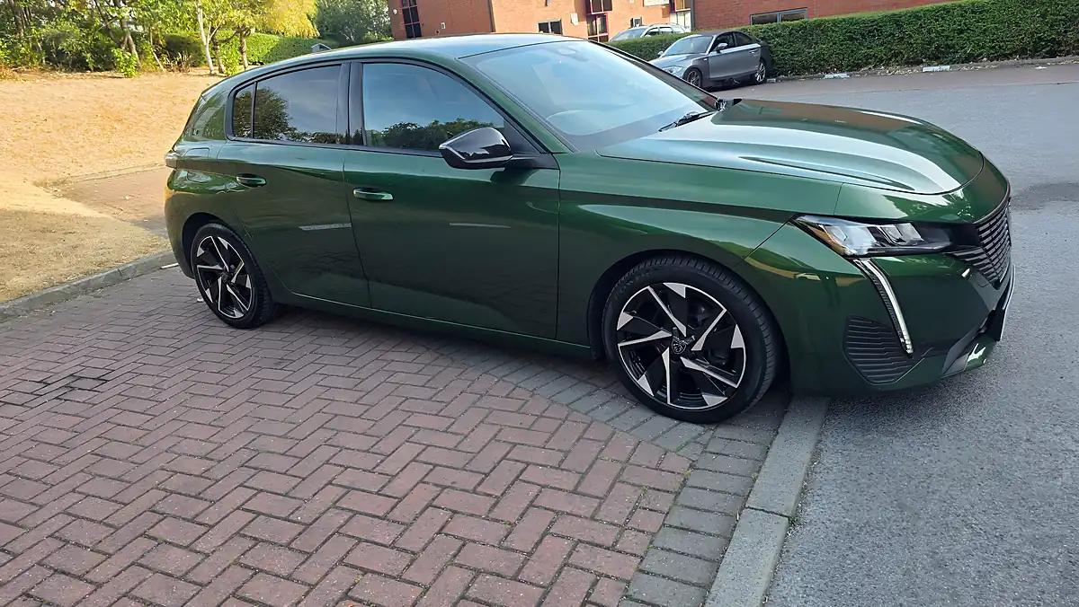 Used 2022 Peugeot 308 Allure Premium Green - Front View