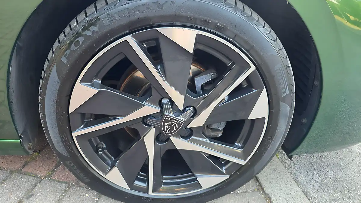 Used 2022 Peugeot 308 Allure Premium Green - Interior and Exterior details 19