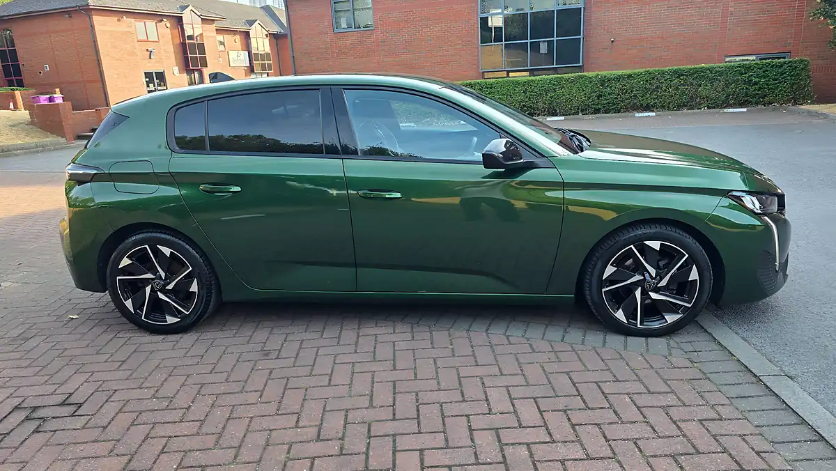 Used 2022 Peugeot 308 Allure Premium Green - Interior and Exterior details 7