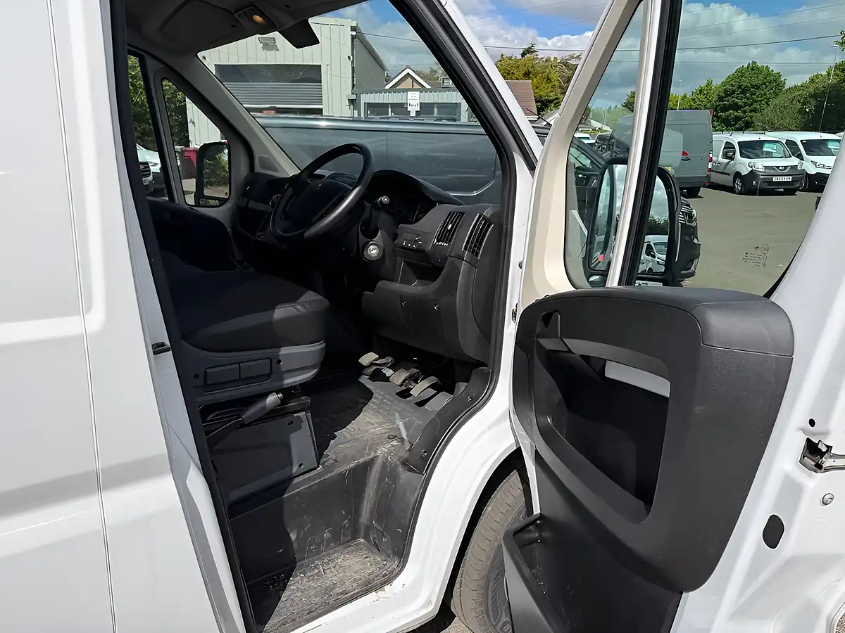 Used 2022 Peugeot Boxer Professional Premium + White - Interior and Exterior details 11