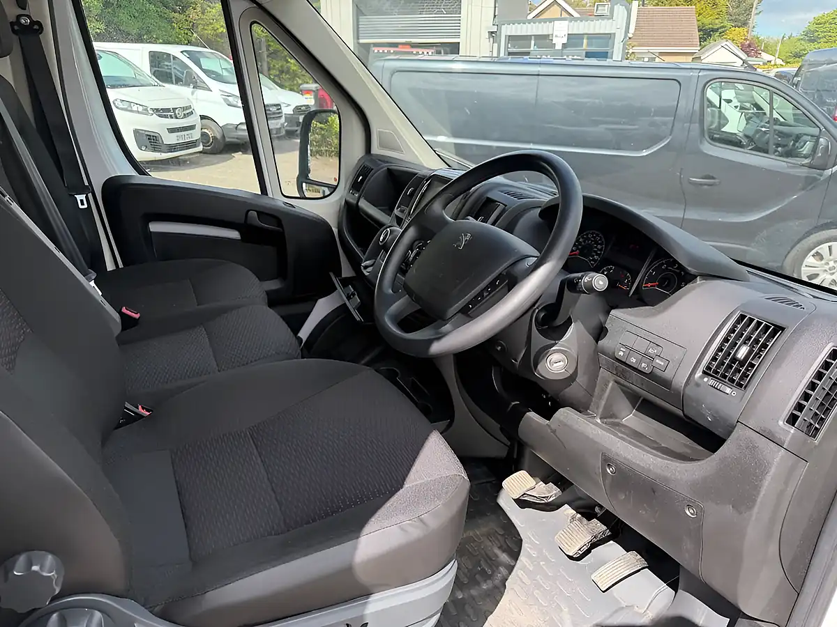Used 2022 Peugeot Boxer Professional Premium + White - Interior and Exterior details 12