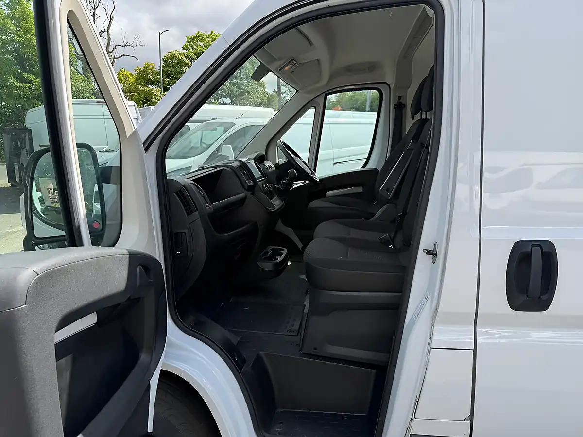 Used 2022 Peugeot Boxer Professional Premium + White - Interior and Exterior details 17