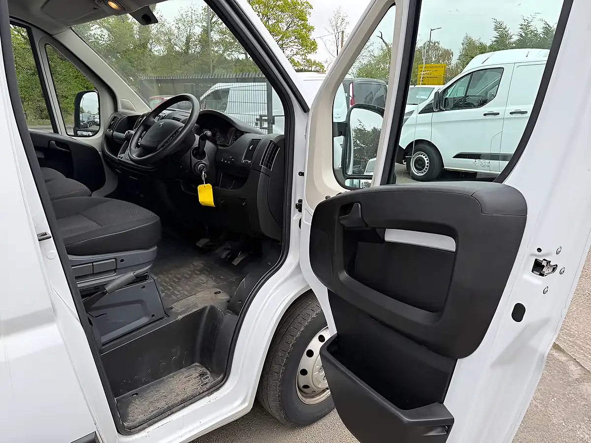 Used 2022 Peugeot Boxer Professional White - Interior and Exterior details 12