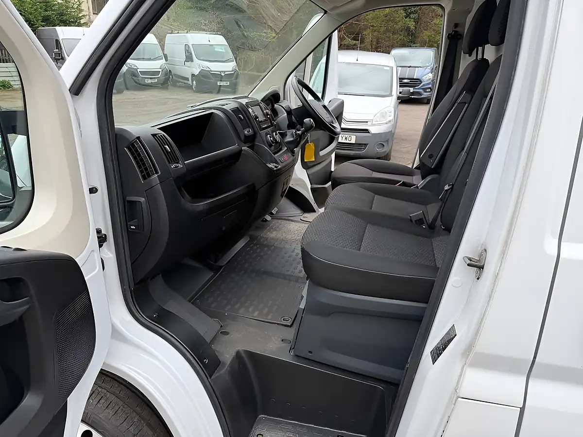Used 2022 Peugeot Boxer Professional White - Interior and Exterior details 15