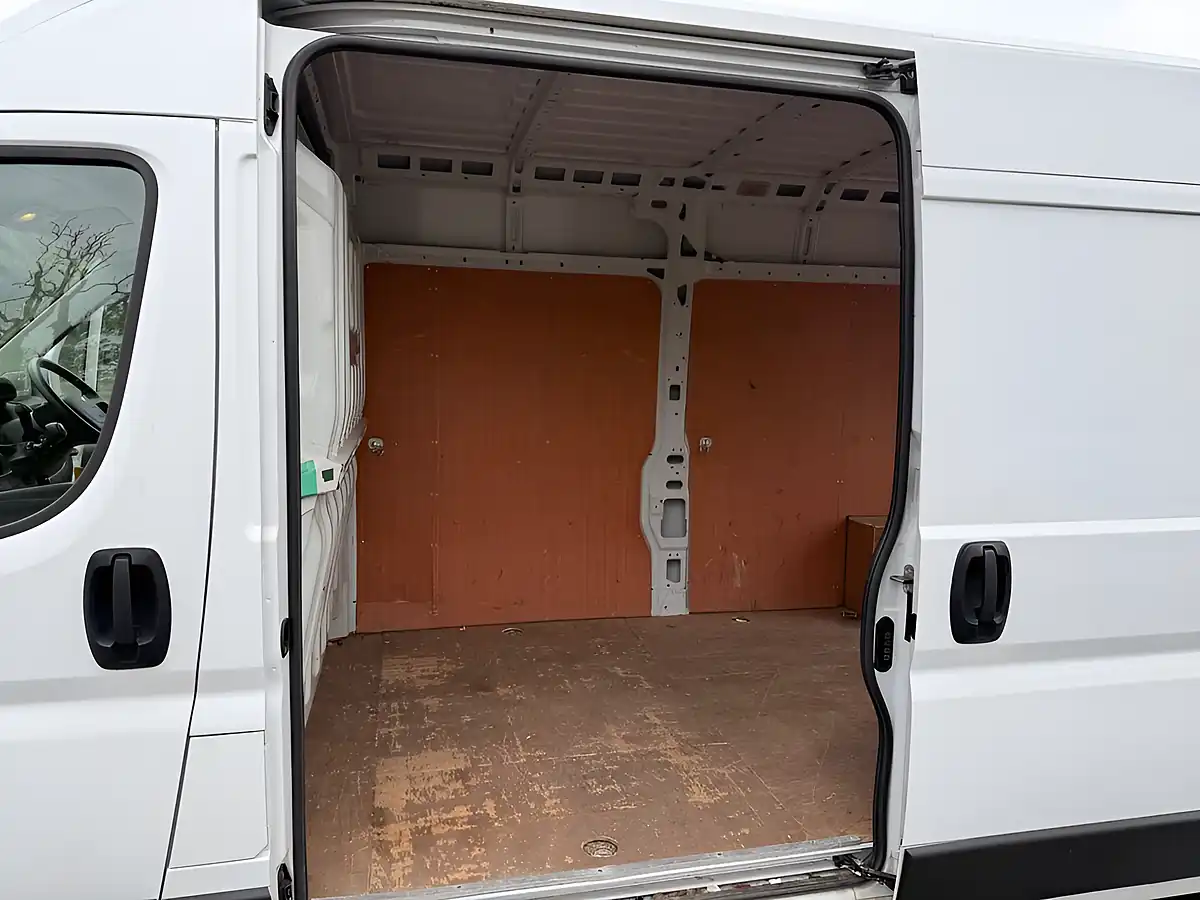 Used 2022 Peugeot Boxer Professional White - Interior and Exterior details 16
