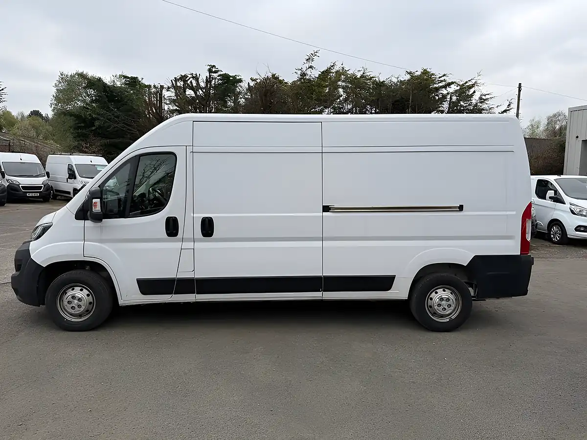 Used 2022 Peugeot Boxer Professional White - Interior and Exterior details 6