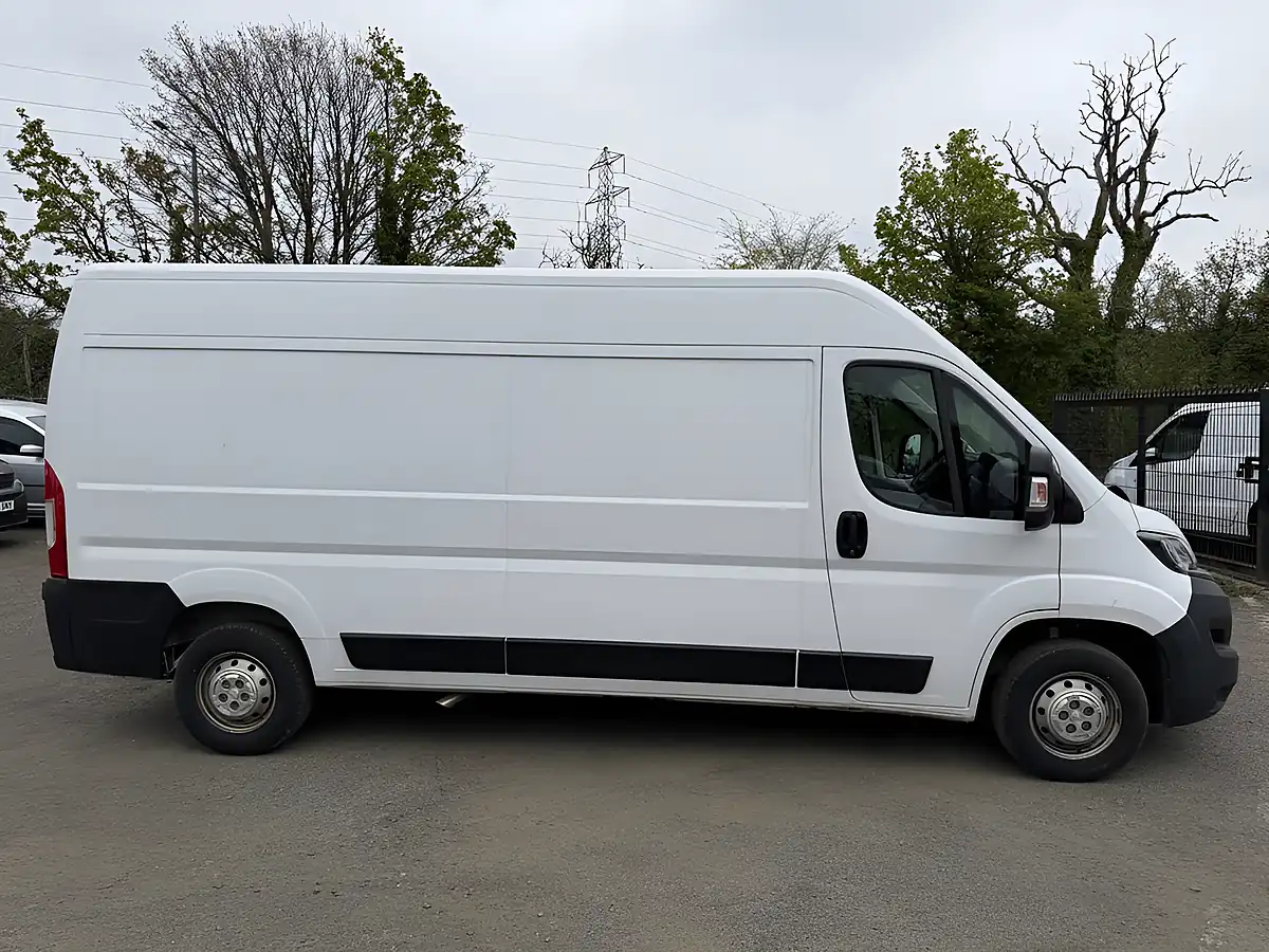 Used 2022 Peugeot Boxer Professional White - Interior and Exterior details 9