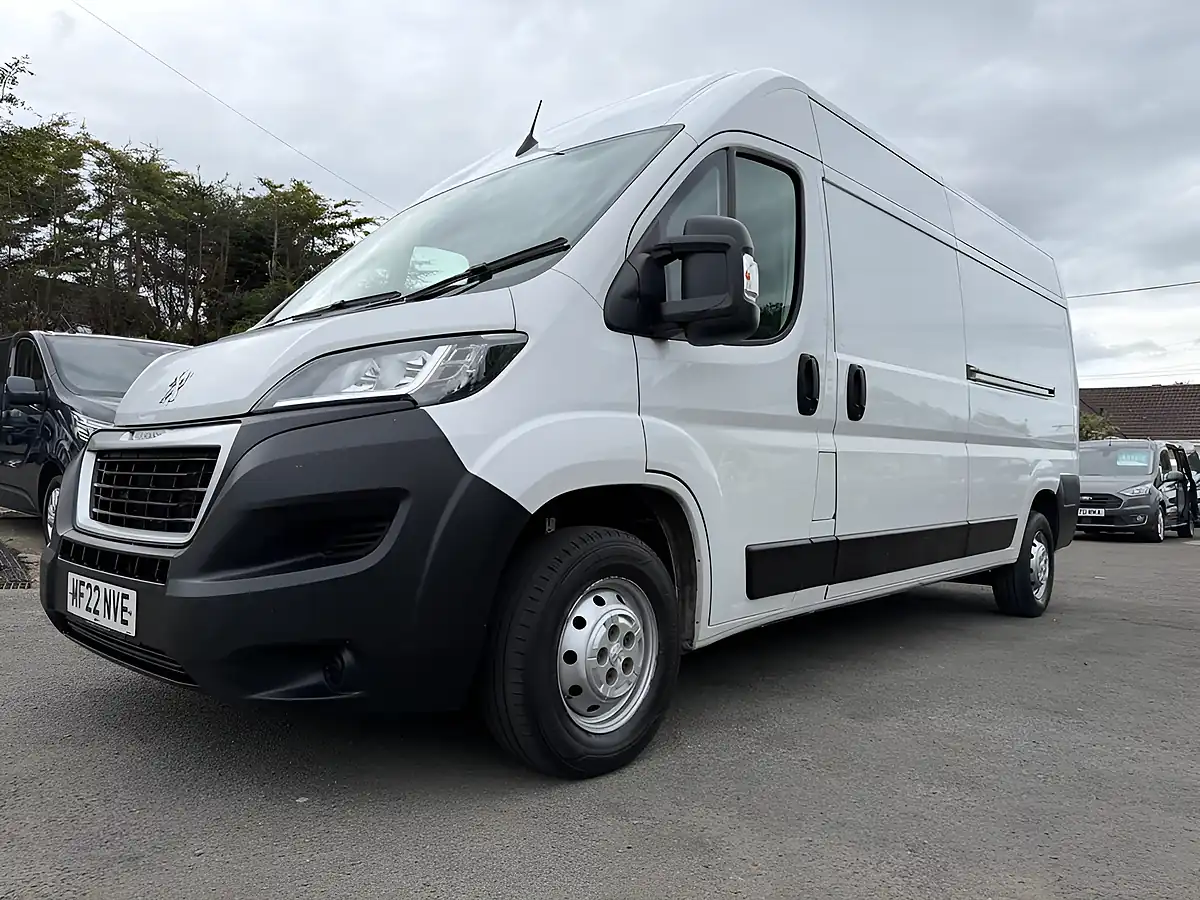 Used 2022 Peugeot Boxer Professional White - Interior and Exterior details 15
