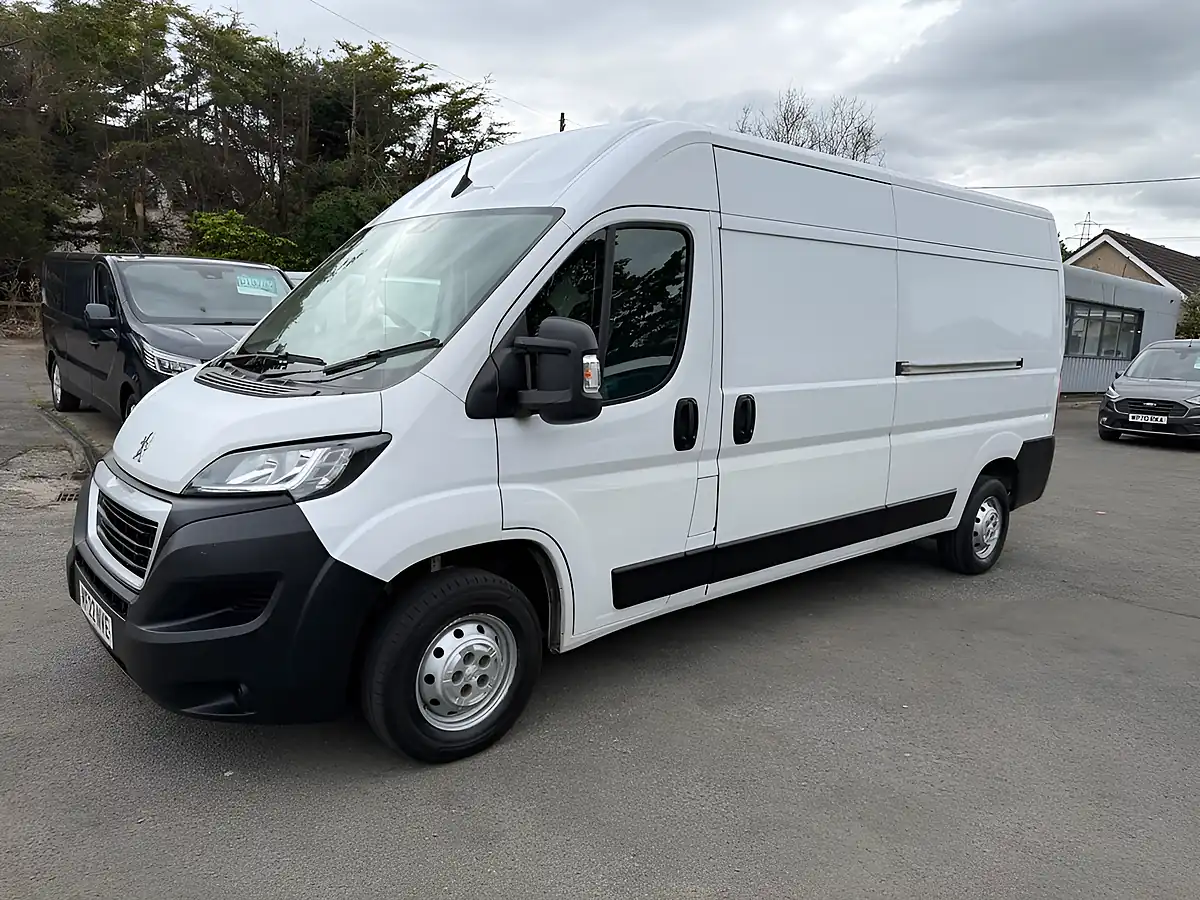 Used 2022 Peugeot Boxer Professional White - Interior and Exterior details 16