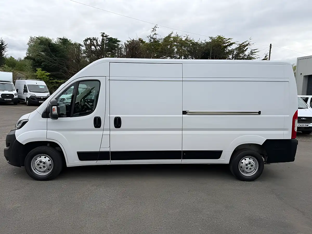 Used 2022 Peugeot Boxer Professional White - Interior and Exterior details 17