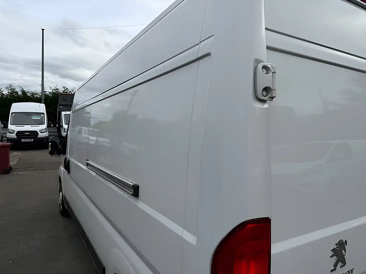 Used 2022 Peugeot Boxer Professional White - Interior and Exterior details 19