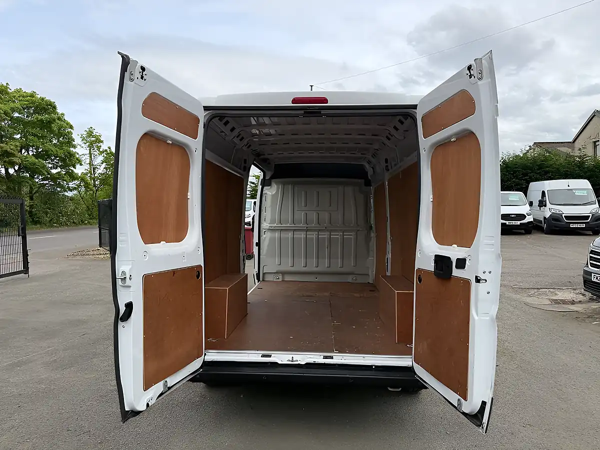 Used 2022 Peugeot Boxer Professional White - Interior and Exterior details 4