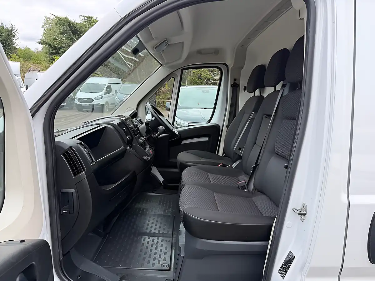 Used 2022 Peugeot Boxer Professional White - Interior and Exterior details 5