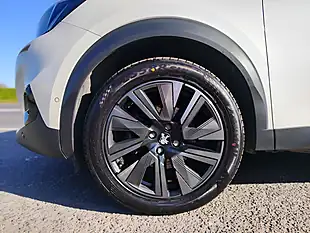 Used 2022 Peugeot E-2008 GT Premium White - Interior and Exterior details 15