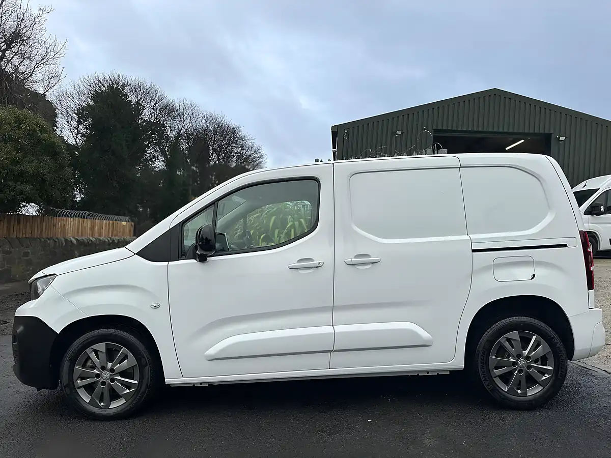 Used 2022 Peugeot Partner Asphalt Premium Standard White - Interior and Exterior details 14