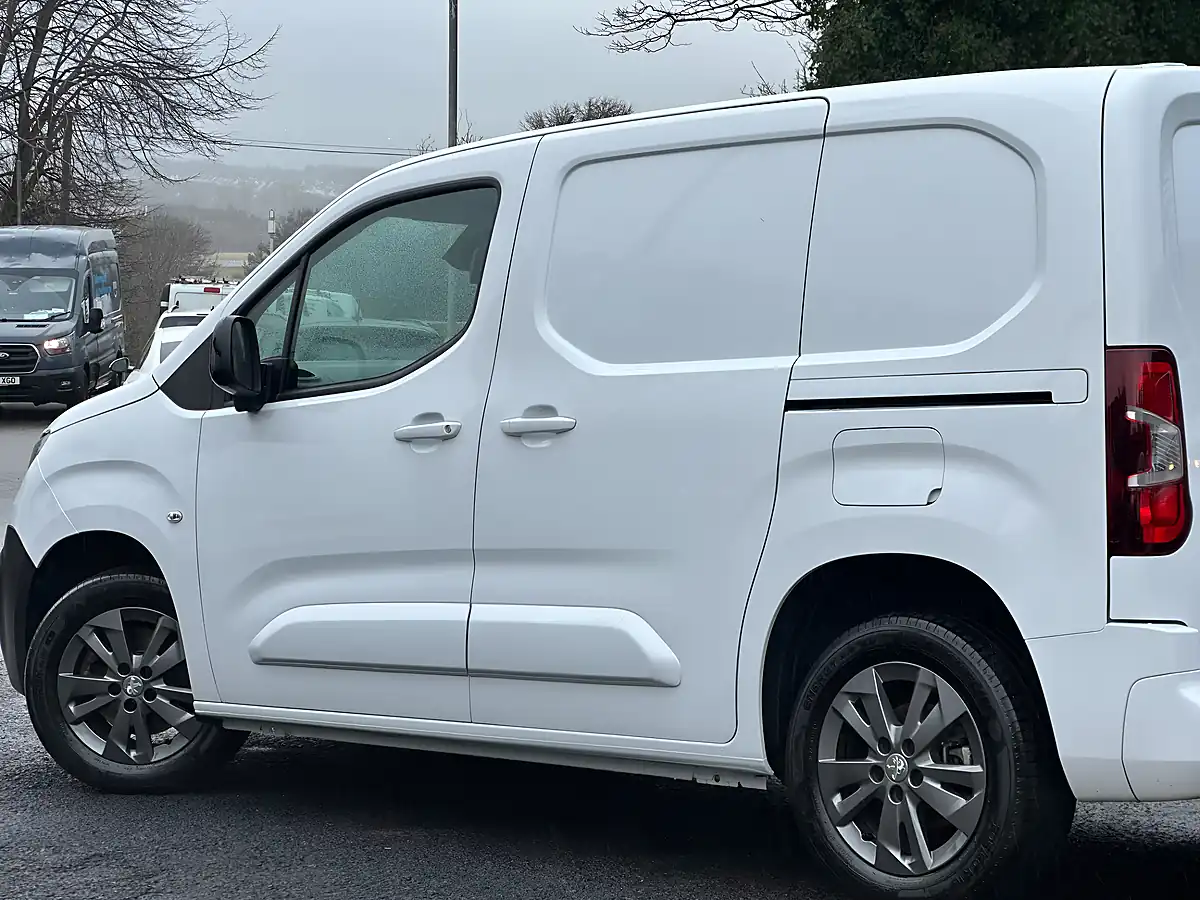 Used 2022 Peugeot Partner Asphalt Premium Standard White - Interior and Exterior details 7