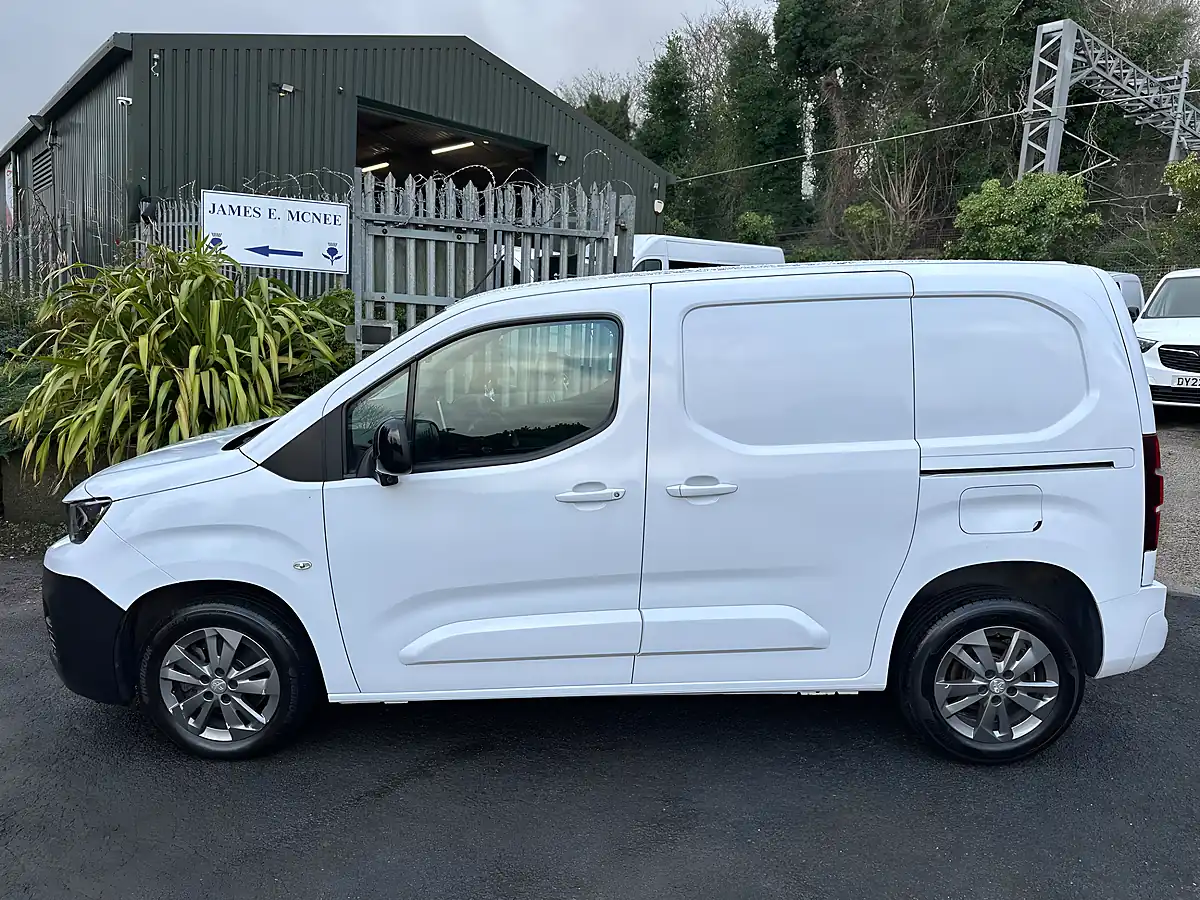 Used 2022 Peugeot Partner Asphalt Premium White - Interior and Exterior details 19