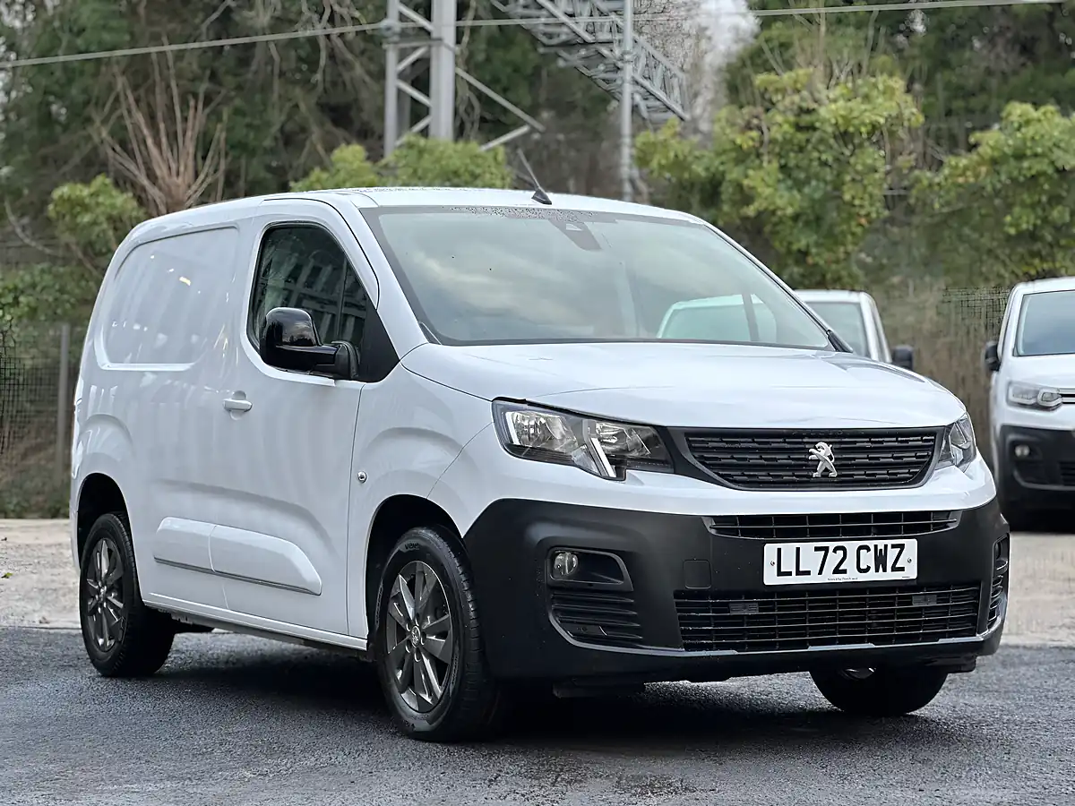 Used 2022 Peugeot Partner Asphalt Premium White - Interior and Exterior details 4