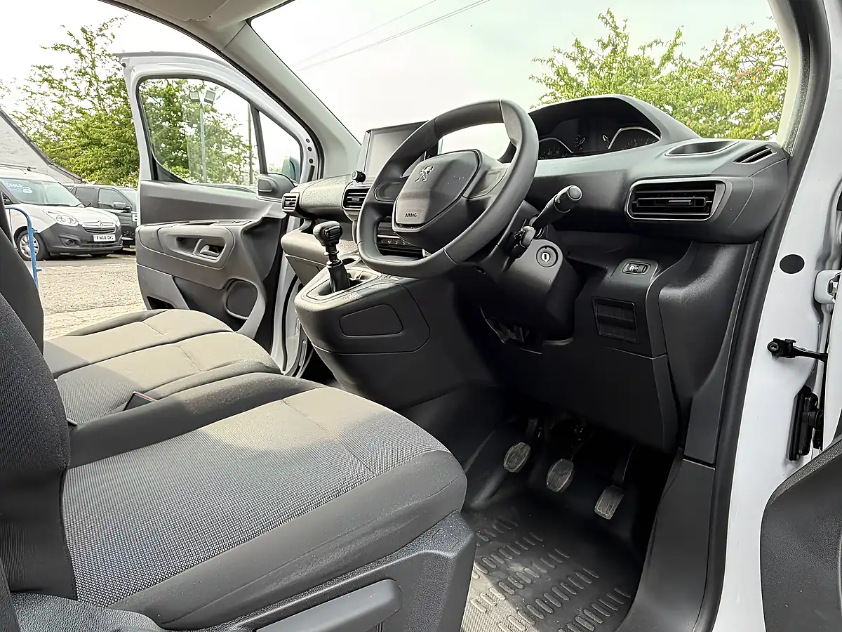 Used 2022 Peugeot Partner Professional Premium Ice White - Interior and Exterior details 12