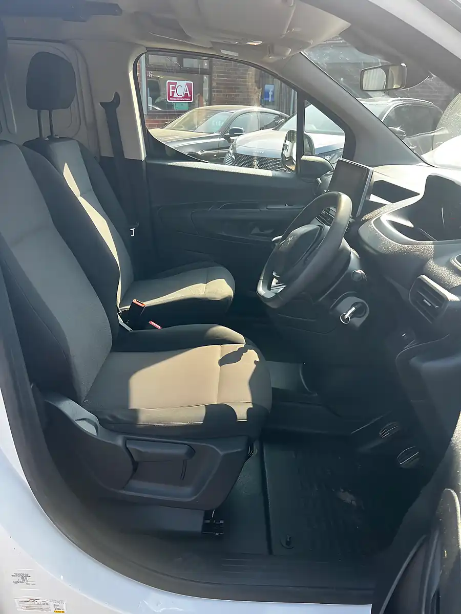 Used 2022 Peugeot Partner Professional Premium Long Crew White - Interior and Exterior details 11