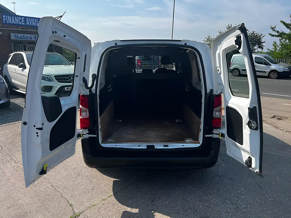 Used 2022 Peugeot Partner Professional Premium Long Crew White - Interior and Exterior details 7