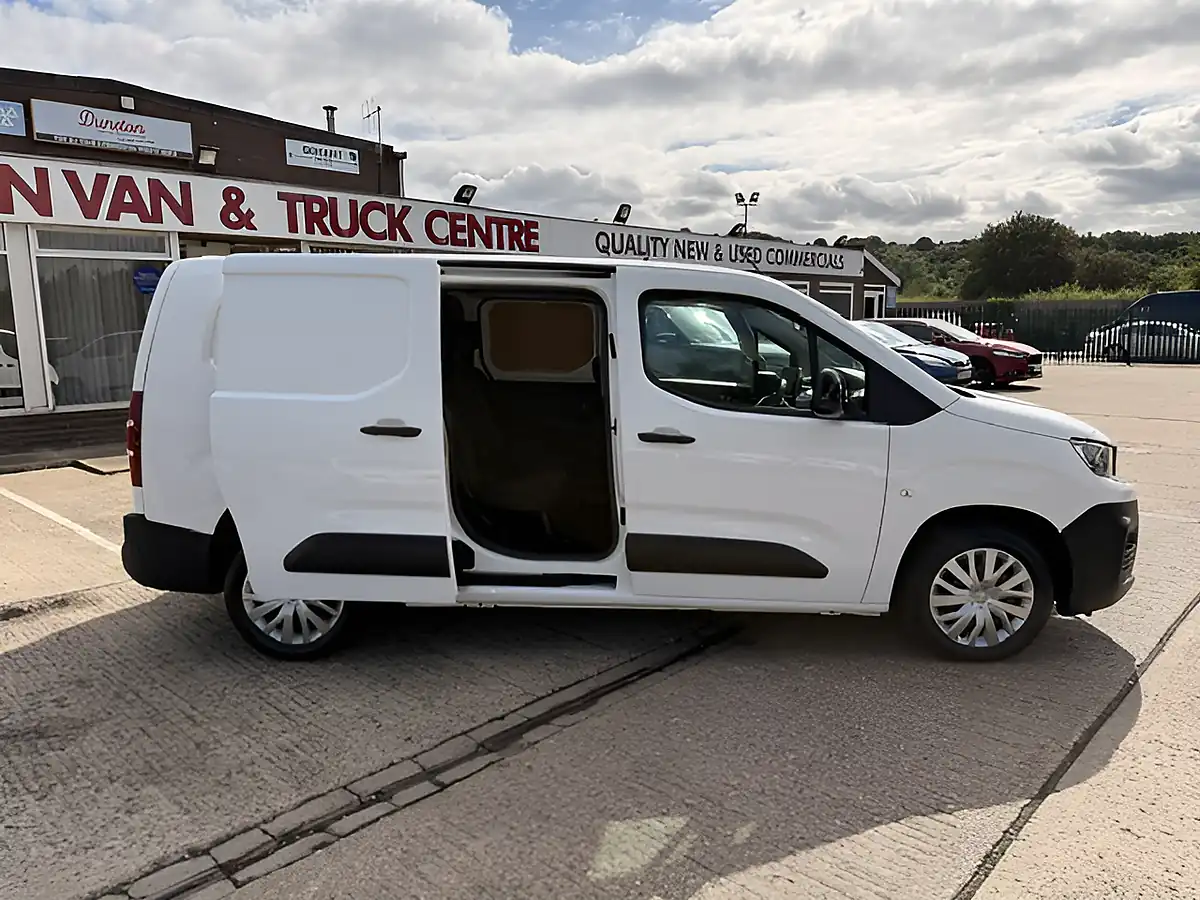 Used 2022 Peugeot Partner Professional Premium Plus L2 Leb Crew White - Interior and Exterior details 3