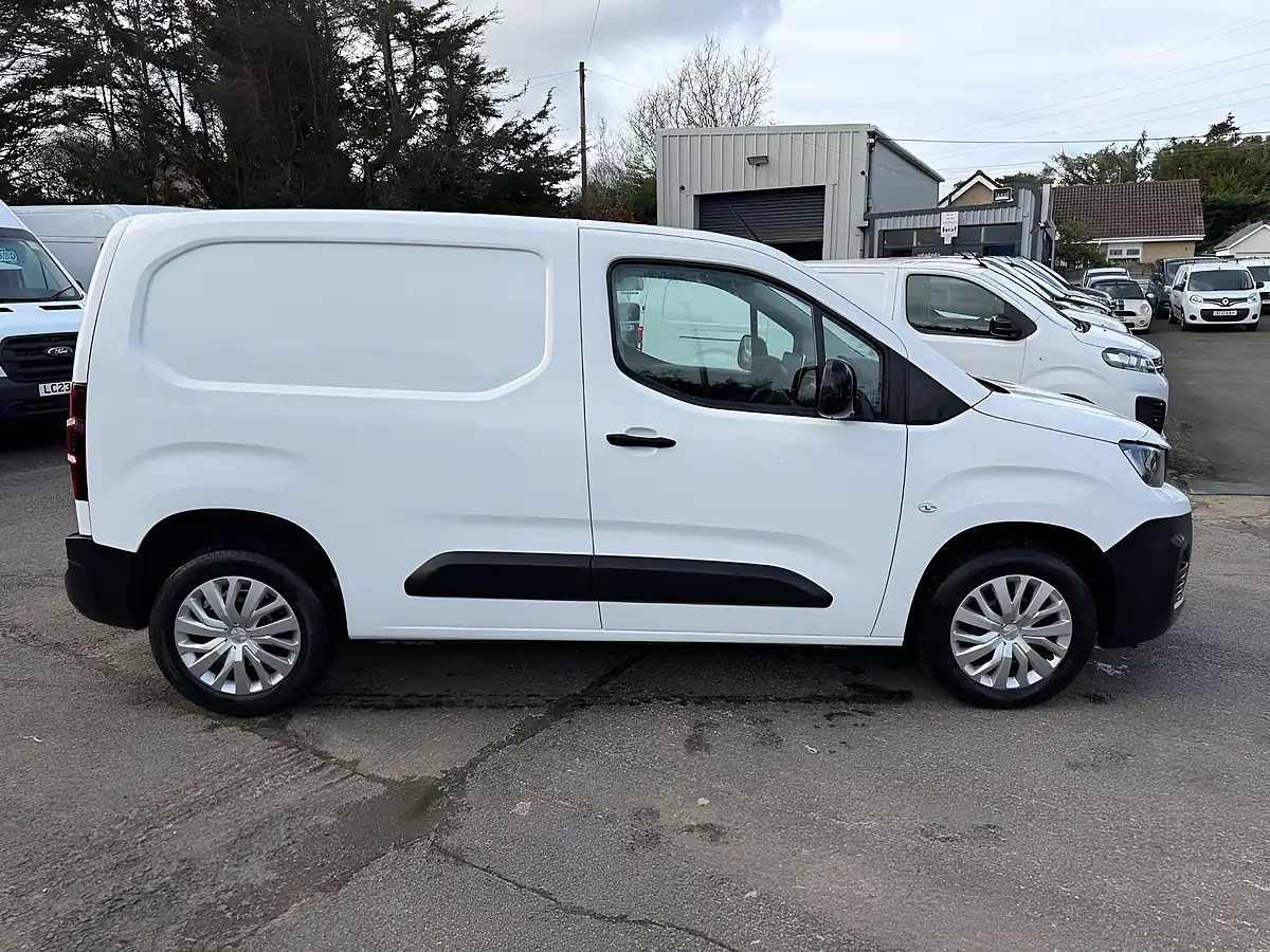 Used 2022 Peugeot Partner Professional Premium Standard White - Interior and Exterior details 9