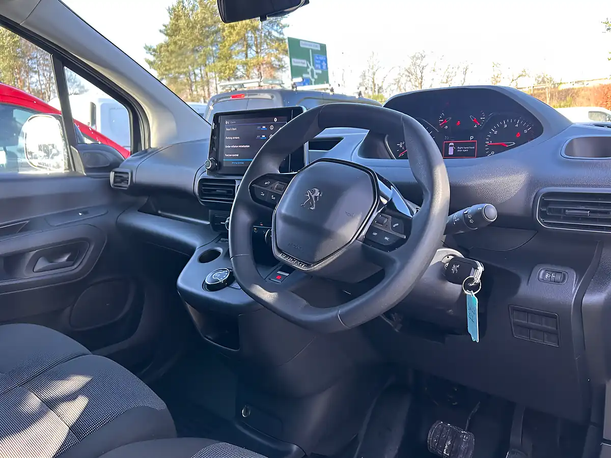 Used 2022 Peugeot Partner Professional Premium White - Interior and Exterior details 15