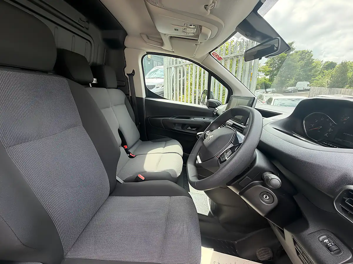 Used 2022 Peugeot Partner Professional Premium White - Interior and Exterior details 12