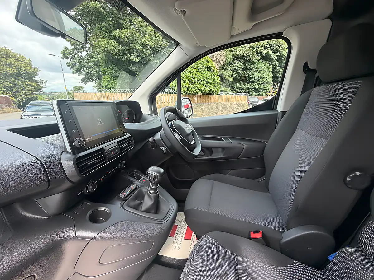 Used 2022 Peugeot Partner Professional Premium White - Interior and Exterior details 15