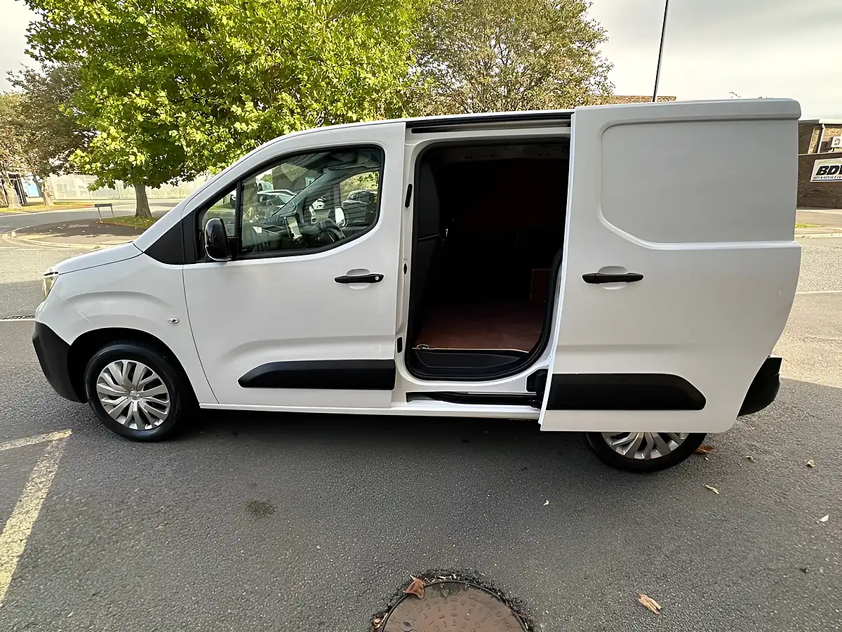 Used 2022 Peugeot Partner Professional Premium White - Interior and Exterior details 9
