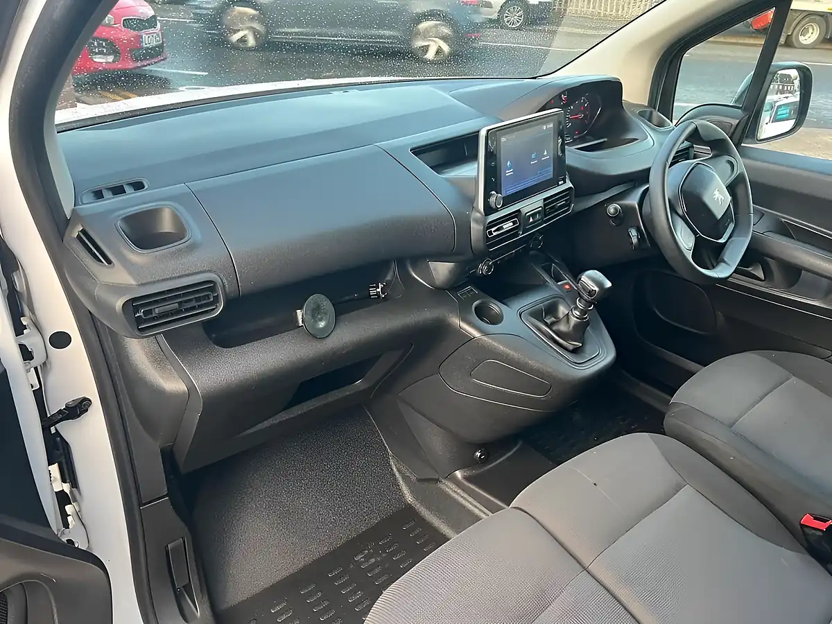 Used 2022 Peugeot Partner Professional Premium White - Interior and Exterior details 15