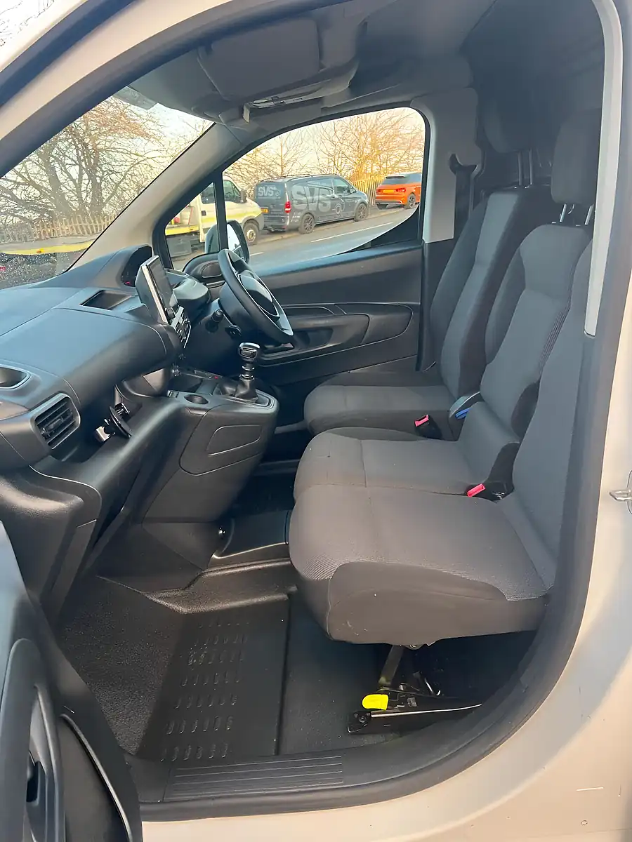 Used 2022 Peugeot Partner Professional Premium White - Interior and Exterior details 16
