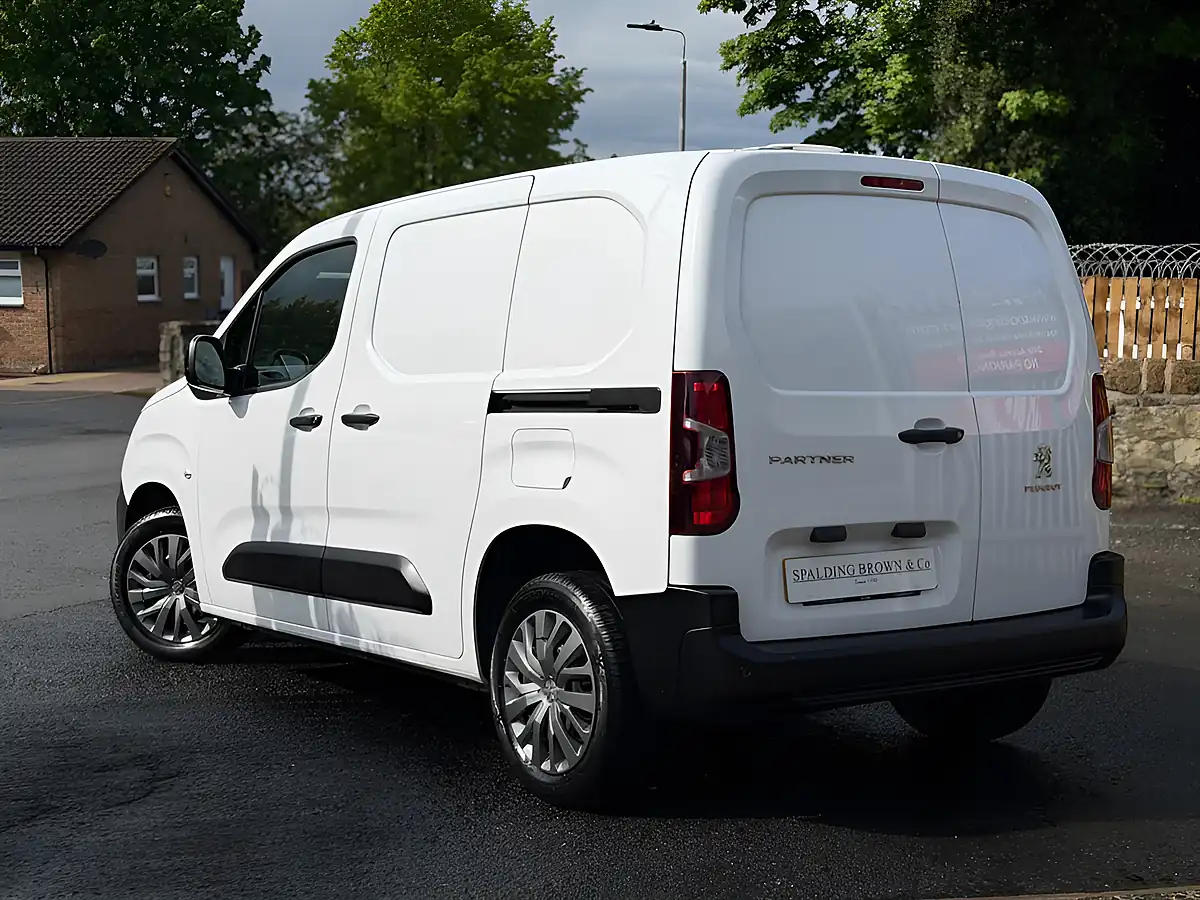 Used 2022 Peugeot Partner Professional Premium White - Interior and Exterior details 11