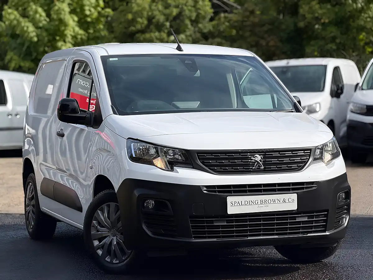 Used 2022 Peugeot Partner Professional Premium White - Interior and Exterior details 4