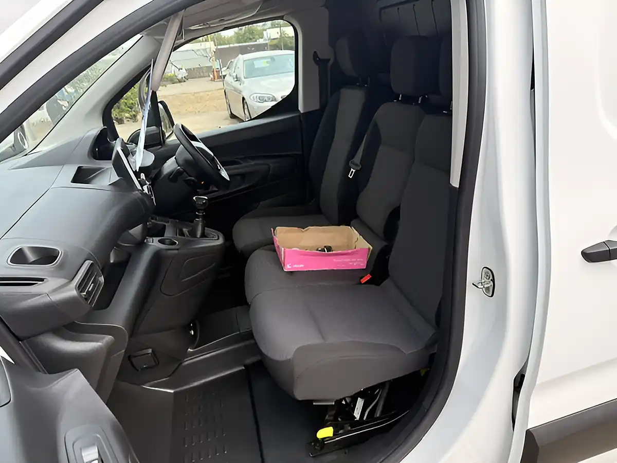 Used 2022 Peugeot Partner Professional White - Interior and Exterior details 7