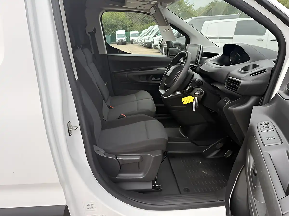Used 2022 Peugeot Partner Professional White - Interior and Exterior details 9