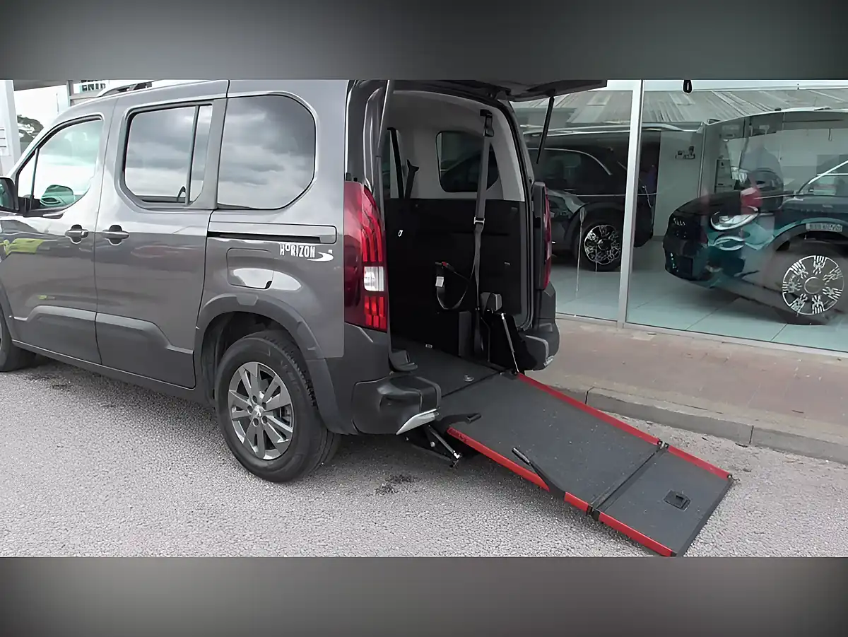 Used 2022 Peugeot Rifter Horizon Re Grey - Interior and Exterior details 2