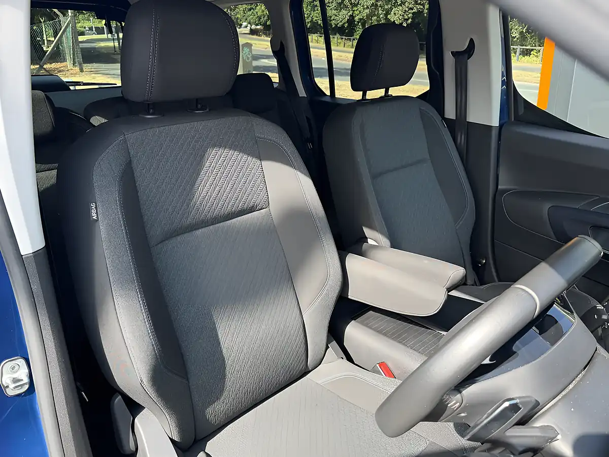 Used 2022 Peugeot Rifter Horizon RS Plus Blue - Interior and Exterior details 4