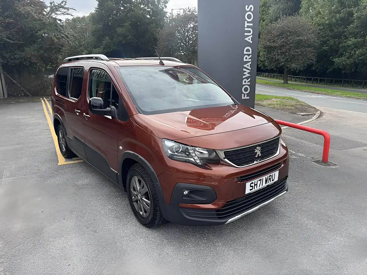 Used 2022 Peugeot Rifter Horizon RS Plus Orange - Front View