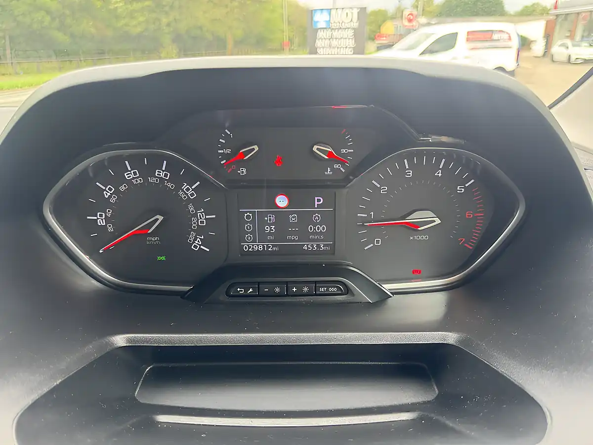 Used 2022 Peugeot Rifter Horizon RS Plus Orange - Interior and Exterior details 5