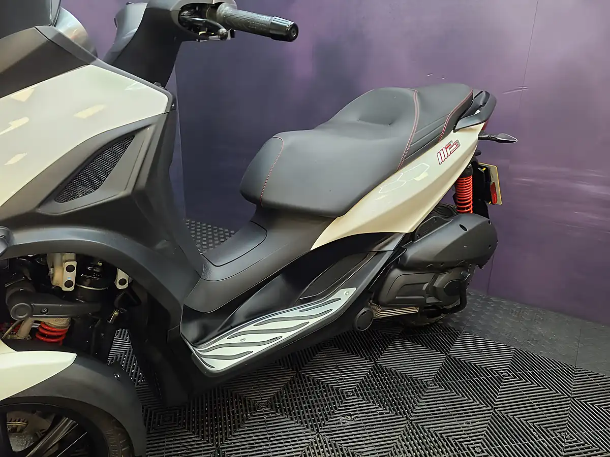 Used 2022 Piaggio MP3 Sport White - Interior and Exterior details 11