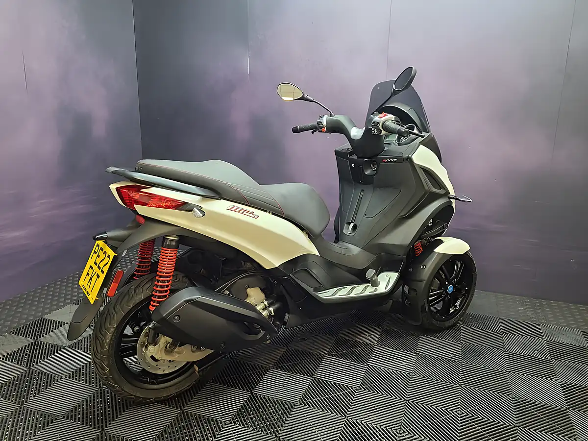 Used 2022 Piaggio MP3 Sport White - Interior and Exterior details 12